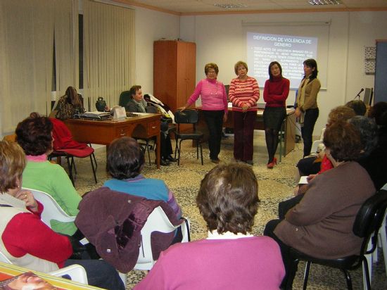 LA ASOCIACIÓN DE AMAS DE CASA “LAS TRES AVE MARÍA” REALIZA UN TALLER SOBRE LA VIOLENCIA CONTRA LA MUJER: DERECHO A VIVIR SIN VIOLENCIA, QUE TENDRÁ LUGAR HASTA EL DÍA 1 DE ABRIL (2008), Foto 4