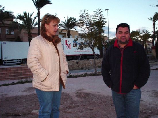 IU DE TOTANA DENUNCIA EL DEPLORABLE ESTADO EN QUE SE ENCUENTRA EL JARDIN DE LA CRUZ ROJA, Foto 2