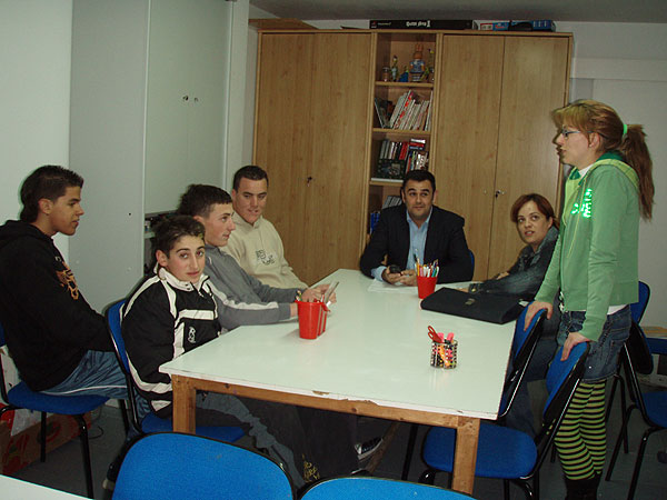 JÓVENES DE LA EDUTECA PUZZLE DEL LOCAL SOCIAL EL PARRAL SE REÚNEN CON JOSÉ MARTÍNEZ ANDREO PARA PLANTEARLE UNA SERIE DE PROPUESTAS CON EL FIN DE  MEJORAR LA CALIDAD DE VIDA DEL BARRIO, Foto 1