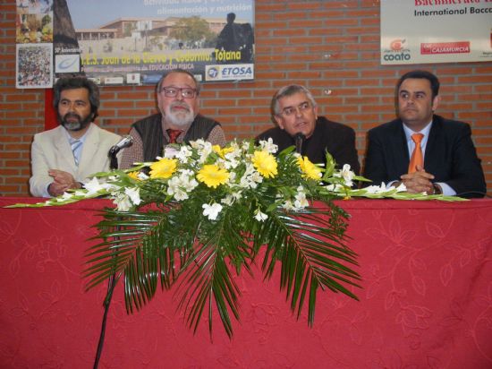EL FILÓSOFO FERNANDO SAVATER IMPARTIÓ UNA CONFERENCIA EN EL IES JUAN DE LA CIERVA, Foto 1