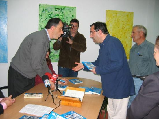 ANTONIO LORCA CÁNOVAS PRESENTA EN EL CENTRO OCUPACIONAL JOSÉ MOYA TRILLA SU ANTOLOGÍA POÉTICA, Foto 1