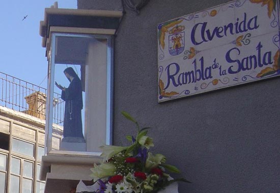 FUNCIONARIOS MUNICIPALES REALIZAN UNA OFRENDA FLORAL A SANTA RITA CON MOTIVO DE LA FESTIVIDAD DE SU PATRONA   (2005), Foto 1