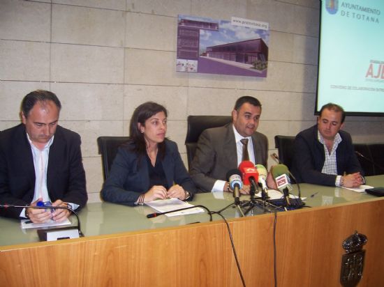 EL AYUNTAMIENTO Y LA ASOCIACIÓN DE JÓVENES EMPRESARIOS SUSCRIBEN EL SEGUNDO CONVENIO PARA FOMENTAR LA CREACIÓN DE EMPRESAS A NIVEL LOCAL (2008), Foto 2