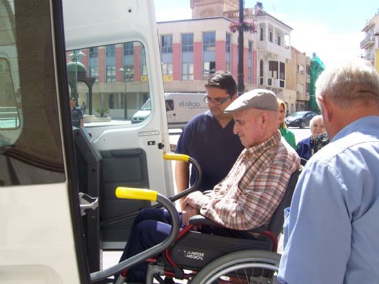 SE PONE EN FUNCIONAMIENTO EL NUEVO VEHÍCULO ADAPTADO PARA LOS USUARIOS DEL LOS SERVICIOS DE ESTANCIAS DIURNAS DEL CENTRO MUNICIPAL DE PERSONAS MAYORES Y DE ENFERMOS DE ALZHEIMER (2008), Foto 1