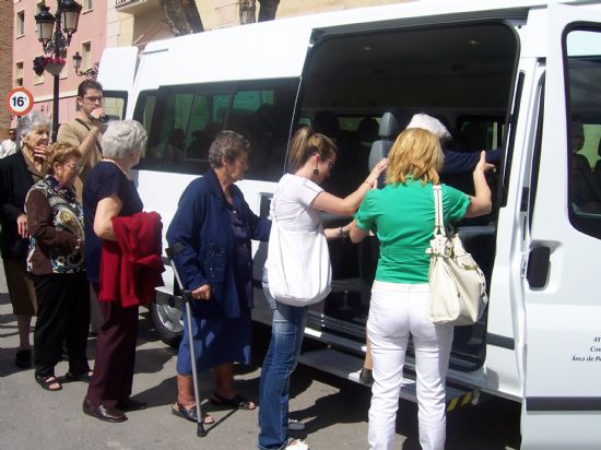 SE PONE EN FUNCIONAMIENTO EL NUEVO VEHÍCULO ADAPTADO PARA LOS USUARIOS DEL LOS SERVICIOS DE ESTANCIAS DIURNAS DEL CENTRO MUNICIPAL DE PERSONAS MAYORES Y DE ENFERMOS DE ALZHEIMER (2008), Foto 2