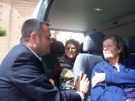 SE PONE EN FUNCIONAMIENTO EL NUEVO VEHÍCULO ADAPTADO PARA LOS USUARIOS DEL LOS SERVICIOS DE ESTANCIAS DIURNAS DEL CENTRO MUNICIPAL DE PERSONAS MAYORES Y DE ENFERMOS DE ALZHEIMER (2008), Foto 4