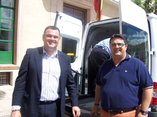 SE PONE EN FUNCIONAMIENTO EL NUEVO VEHÍCULO ADAPTADO PARA LOS USUARIOS DEL LOS SERVICIOS DE ESTANCIAS DIURNAS DEL CENTRO MUNICIPAL DE PERSONAS MAYORES Y DE ENFERMOS DE ALZHEIMER (2008), Foto 5