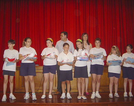 EL AYUNTAMIENTO HACE ENTREGA PREMIOS CONCURSO CRECIENDO EN SEGURIDAD DENTRO PLAN MUNICIPAL PREVENCIÓN RIESGOS´2004   , Foto 1