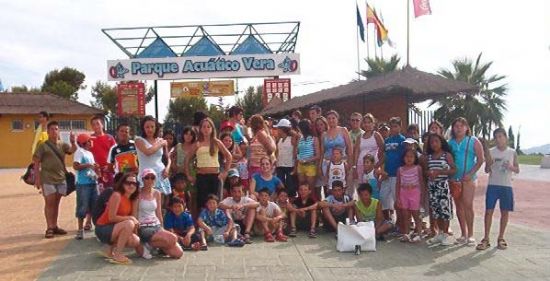 MÁS DE MEDIO CENTENAR DE NIÑOS Y JÓVENES DE LOS PROYECTOS DE DINAMIZACIÓN Y PROMOCIÓN EDUCATIVA REALIZAN UN VIAJE AL PARQUE ACUÁTICO DE VERA, Foto 1
