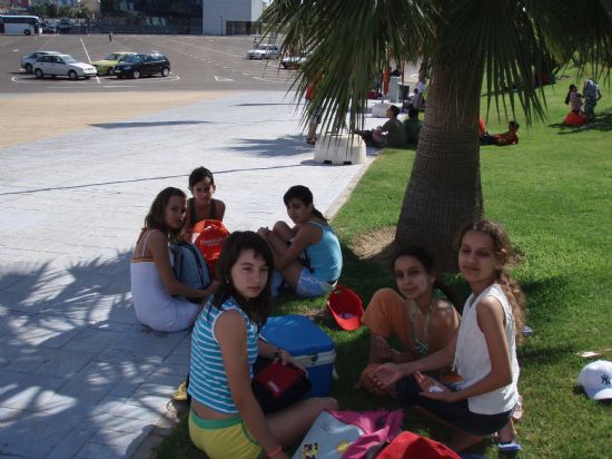 MÁS DE MEDIO CENTENAR DE NIÑOS Y JÓVENES DE LOS PROYECTOS DE DINAMIZACIÓN Y PROMOCIÓN EDUCATIVA REALIZAN UN VIAJE AL PARQUE ACUÁTICO DE VERA, Foto 2