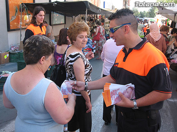 PROTECCIÓN CIVIL DE TOTANA INFORMA A LOS USUARIOS DEL MERCADILLO SEMANAL SOBRE LAS RECOMENDACIONES SALUDABLES PARA AFRONTAR EL CALOR MEDIANTE LA CAMPAÑA “SEGURIDAD EN EL VERANO 2007”, Foto 1
