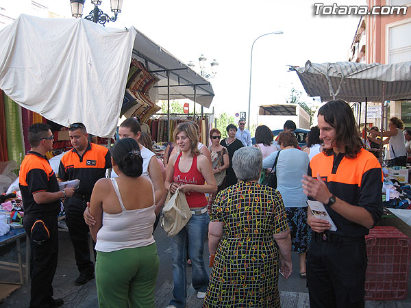 PROTECCIÓN CIVIL DE TOTANA INFORMA A LOS USUARIOS DEL MERCADILLO SEMANAL SOBRE LAS RECOMENDACIONES SALUDABLES PARA AFRONTAR EL CALOR MEDIANTE LA CAMPAÑA “SEGURIDAD EN EL VERANO 2007”, Foto 2