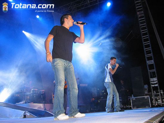 UNAS 1.500 PERSONAS ASISTEN AL CONCIERTO DE ANDY&LUCAS DENTRO DE LAS FIESTAS PATRONALES DE SANTIAGO , Foto 1