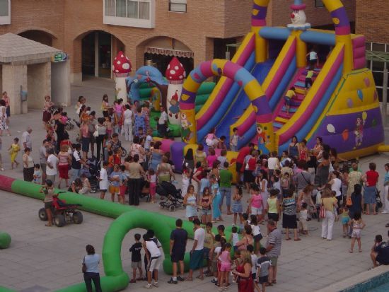 DECENAS DE NIÑOS DISFRUTAN DE LOS JUEGOS INFANTILES OFERTADOS POR LA CONCEJALÍA DE INFANCIA EN LA PLAZA BALSA VIEJA   , Foto 1