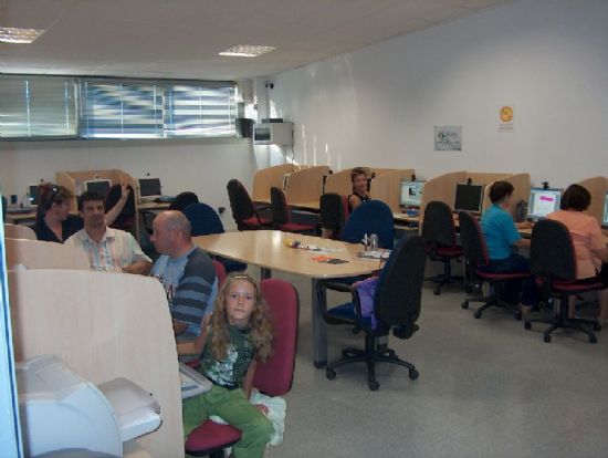 LA FEDERACION DE PERSONAS SORDAS DE LA REGIÓN DE MURCIA IMPARTE UN CURSO DE INFORMATICA EN EL AULA DE LIBRE ACCESO, Foto 1