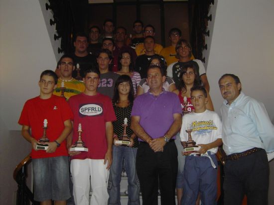 SE ENTREGAN LAS BECAS A 21 DEPORTISTAS DESTACADOS DEL MUNICIPIO EN EL AÑO 2006, Foto 1