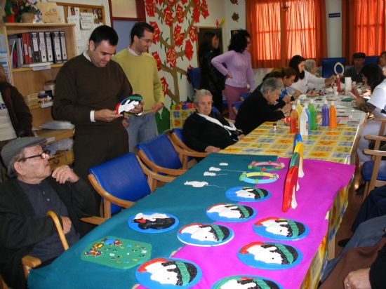 LOS CONCEJALES DE FOMENTO Y SERVICIOS AL CIUDADANO VISITAN EL TALLER DE ESCAYOLA EN EL CENTRO DE DÍA DEL CENTRO DE PERSONAS MAYORES, Foto 1