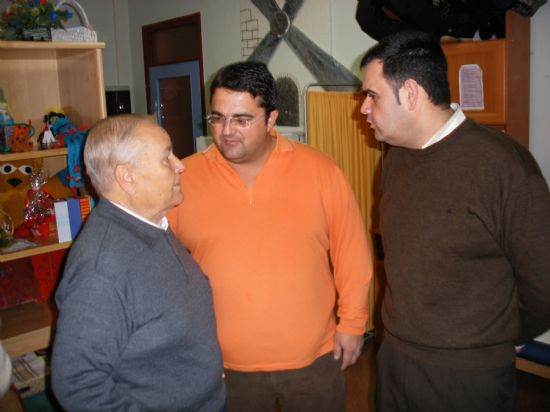 LOS CONCEJALES DE FOMENTO Y SERVICIOS AL CIUDADANO VISITAN EL TALLER DE ESCAYOLA EN EL CENTRO DE DÍA DEL CENTRO DE PERSONAS MAYORES, Foto 2