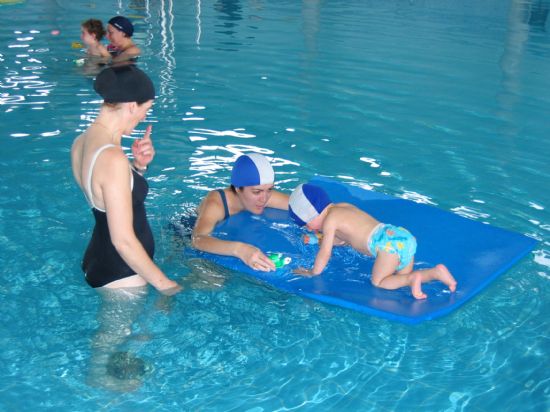 EL CENTRO DE DESARROLLO INFANTIL Y ATENCIÓN TEMPRANA PONE EN MARCHA UN PROGRAMA DE HIDROTERAPIA EN LA PISCINA CUBIERTA DIRIGIDO A SUS USUARIOS COMO ACTIVIDAD TERAPÉUTICA (2007), Foto 2