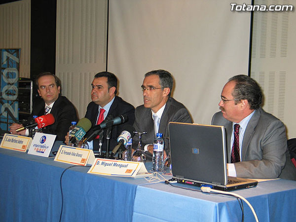 EL ALCALDE Y EL DIRECTOR GENERAL DE TRABAJO INAUGURAN LA “II SEMANA DE SEGURIDAD Y SALUD LABORAL EN LA CONSTRUCCIÓN”, EN LA QUE PARTICIPAN MÁS DE 200 PERSONAS (2007), Foto 1