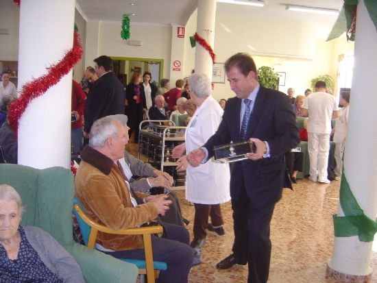 LOS RESIDENTES DEL GERIÁTRICO LA PURÍSIMA PARTICIPAN EN LA FIESTA DE NAVIDAD ORGANIZADA POR EL COLEGIO TIERNO GALVÁN, Foto 1