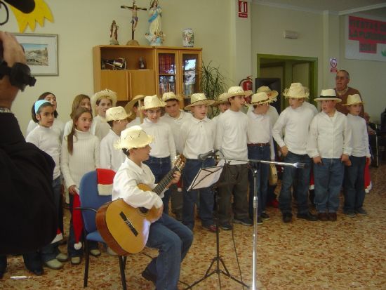 LOS RESIDENTES DEL GERIÁTRICO LA PURÍSIMA PARTICIPAN EN LA FIESTA DE NAVIDAD ORGANIZADA POR EL COLEGIO TIERNO GALVÁN, Foto 2