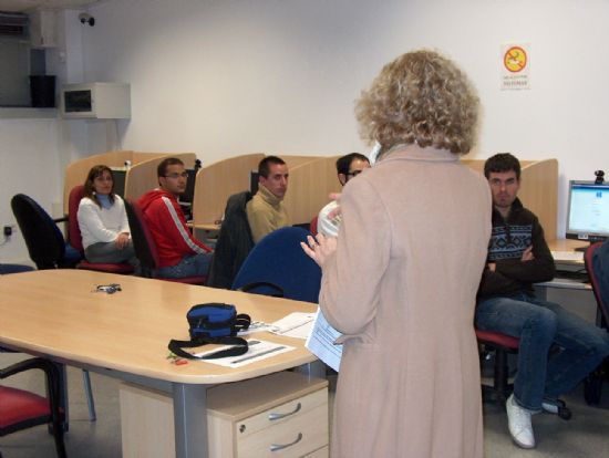 INICIAN UN CURSO DE “AUTOCAD” 2004 ANTE LA GRAN DEMANDA EXISTENTE POR PARTE DE LOS USUARIOS DEL CENTRO DE DESARROLLO LOCAL DE TOTANA, Foto 3