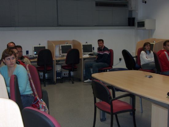 INICIAN UN CURSO DE “AUTOCAD” 2004 ANTE LA GRAN DEMANDA EXISTENTE POR PARTE DE LOS USUARIOS DEL CENTRO DE DESARROLLO LOCAL DE TOTANA, Foto 4