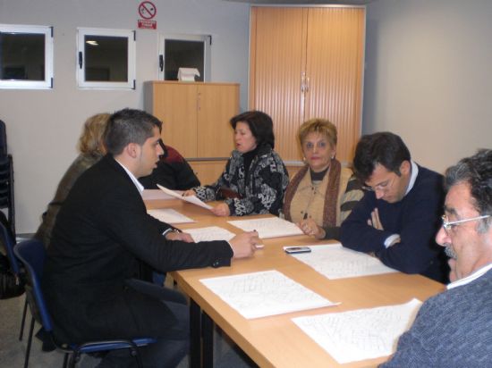 EL CONCEJAL DE SERVICIOS Y MANTENIMIENTO INTEGRAL DE LA CIUDAD SE REÚNE CON LA ASOCIACIÓN DE VECINOS DE LA ERA ALTA PARA INFORMARLES DEL NUEVO SISTEMA DE RECOGIDA DE RESIDUOS SÓLIDOS Y URBANOS (2007), Foto 1