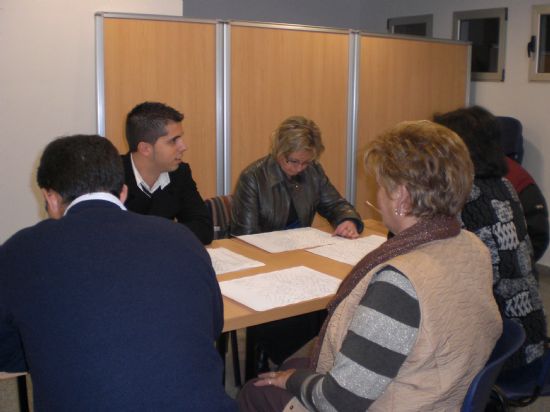 EL CONCEJAL DE SERVICIOS Y MANTENIMIENTO INTEGRAL DE LA CIUDAD SE REÚNE CON LA ASOCIACIÓN DE VECINOS DE LA ERA ALTA PARA INFORMARLES DEL NUEVO SISTEMA DE RECOGIDA DE RESIDUOS SÓLIDOS Y URBANOS (2007), Foto 2