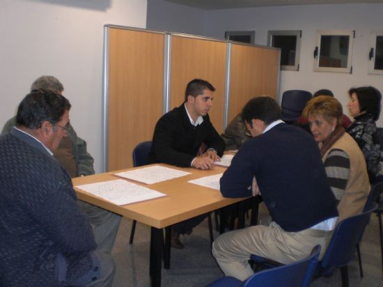 EL CONCEJAL DE SERVICIOS Y MANTENIMIENTO INTEGRAL DE LA CIUDAD SE REÚNE CON LA ASOCIACIÓN DE VECINOS DE LA ERA ALTA PARA INFORMARLES DEL NUEVO SISTEMA DE RECOGIDA DE RESIDUOS SÓLIDOS Y URBANOS (2007), Foto 3
