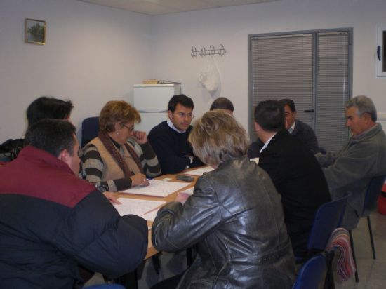 EL CONCEJAL DE SERVICIOS Y MANTENIMIENTO INTEGRAL DE LA CIUDAD SE REÚNE CON LA ASOCIACIÓN DE VECINOS DE LA ERA ALTA PARA INFORMARLES DEL NUEVO SISTEMA DE RECOGIDA DE RESIDUOS SÓLIDOS Y URBANOS (2007), Foto 4