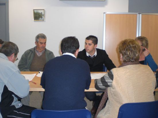 EL CONCEJAL DE SERVICIOS Y MANTENIMIENTO INTEGRAL DE LA CIUDAD SE REÚNE CON LA ASOCIACIÓN DE VECINOS DE LA ERA ALTA PARA INFORMARLES DEL NUEVO SISTEMA DE RECOGIDA DE RESIDUOS SÓLIDOS Y URBANOS (2007), Foto 5