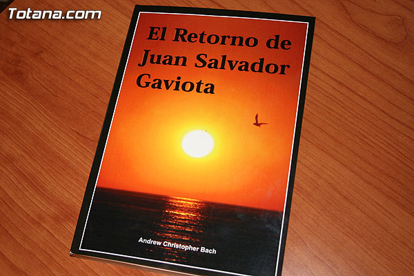 EL ESCRITOR TOTANERO ANDRÉS VALENZUELA CÁNOVAS PRESENTA EN TOTANA EL LIBRO EL RETORNO DE JUAN SALVADOR GAVIOTA COMO UN “EXPERIMENTO MÍSTICO PARA SABER DE LA VERDAD TRANSCENDENTAL Y LOS MISTERIOS DE LA EXISTENCIA”, Foto 6