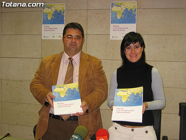 COOPERACIÓN AL DESARROLLO PRESENTA LA PUBLICACIÓN “TOTANA Y LA COOPERACIÓN INTERNACIONAL”, QUE RECOGE INFORMACIÓN DE LOS PROYECTOS FINANCIADOS POR EL AYUNTAMIENTO DURANTE EL PERIODO 2003-2007 (2007), Foto 1