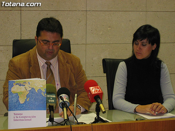 COOPERACIÓN AL DESARROLLO PRESENTA LA PUBLICACIÓN “TOTANA Y LA COOPERACIÓN INTERNACIONAL”, QUE RECOGE INFORMACIÓN DE LOS PROYECTOS FINANCIADOS POR EL AYUNTAMIENTO DURANTE EL PERIODO 2003-2007 (2007), Foto 3