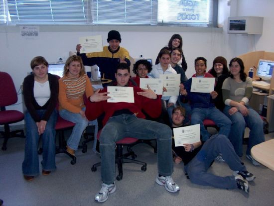 LOS ALUMNOS DEL PROGRAMA DE INICIACION PROFESIONAL PARA EL EMPLEO, ESPECIALIDAD DE AYUNDANTE RESTAURANTE-BAR HAN REALIZADO EL MÓDULO DE INFORMÁTICA EN EL AULA DE LIBRE ACCESO , Foto 1