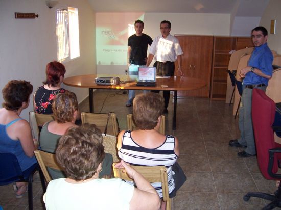 LA CONCEJALÍA DE NUEVAS TECNOLOGÍAS PONE EN MARCHA DOS PROYECTOS DE FOMENTO DEL USO DE INTERNET Y NUEVAS TECNOLOGÍAS EN TODAS LAS AULAS MUNICIPALES DE INFORMÁTICA, Foto 2