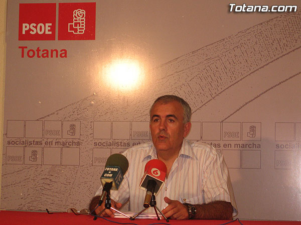 EL PSOE OFRECIÓ UNA RUEDA DE PRENSA PARA INFORMAR SOBRE LA SITUACIÓN EN LA QUE SE ENCUENTRA EL CONCURSO PARA ADJUDICAR EL SERVICIO DE LA RECOGIDA DE LA BASURA, LIMPIEZA DE EDIFICIOS PÚBLICOS Y LIMPIEZA VIARIA, Foto 1