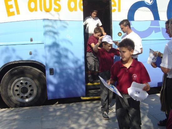 CONCEJALES DE EDUCACIÓN Y MEDIO AMBIENTE VISITAN AUTOBÚS DEL AGUA QUE RECORRE LOS CENTROS DE ENSEÑANZA DEL MUNICIPIO COINCIDIENDO CON LA SEMANA DEL AGUA QUE PROMUEVE LA CAM EN TOTANA , Foto 1