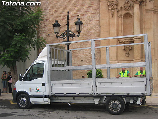 EL SERVICIO DE RECOGIDA DE CARTÓN DOMICILIARIA “PUERTA A PUERTA”, QUE RECORRERÁ LAS CALLES DE LA LOCALIDAD DE LUNES A VIERNES DE SIETE DE LA TARDE A DIEZ DE LA NOCHE, SE PONE EN MARCHA CON UN CENTENAR DE COMERCIOS ADHERIDOS (2007), Foto 1