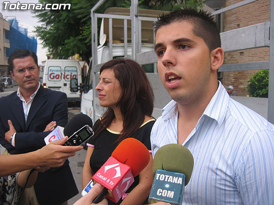 EL SERVICIO DE RECOGIDA DE CARTÓN DOMICILIARIA “PUERTA A PUERTA”, QUE RECORRERÁ LAS CALLES DE LA LOCALIDAD DE LUNES A VIERNES DE SIETE DE LA TARDE A DIEZ DE LA NOCHE, SE PONE EN MARCHA CON UN CENTENAR DE COMERCIOS ADHERIDOS (2007), Foto 8