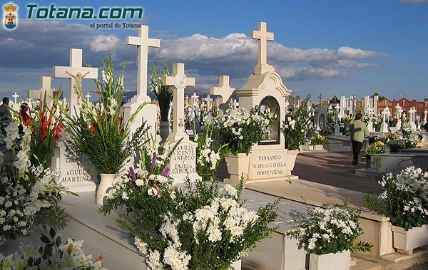 Los totaneros recordaron con miles de flores a sus difuntos, Foto 1