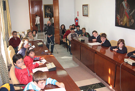 EL ALCALDE Y CONCEJAL DE INFANCIA PRESIDEN EN EL SALÓN DE PLENOS EL ACTO CONMEMORATIVO DEL DÍA INTERNACIONAL DE LOS DERECHOS DEL NIÑO, Foto 2