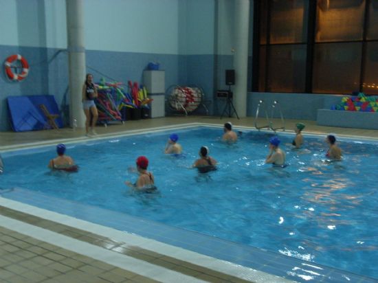 UNA TREINTENA DE PERSONAS PARTICIPA EN LAS ACTIVIDADES DE “AQUA AERÓBIC” Y “CORRECCIÓN TÉCNICA DE CROL”, OEFRTADAS GRATUITAMENTE POR LA CONCEJALÍA DE DEPORTES TODOS LOS VIERNES (2007), Foto 1