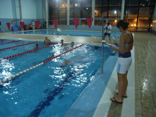 UNA TREINTENA DE PERSONAS PARTICIPA EN LAS ACTIVIDADES DE “AQUA AERÓBIC” Y “CORRECCIÓN TÉCNICA DE CROL”, OEFRTADAS GRATUITAMENTE POR LA CONCEJALÍA DE DEPORTES TODOS LOS VIERNES (2007), Foto 2