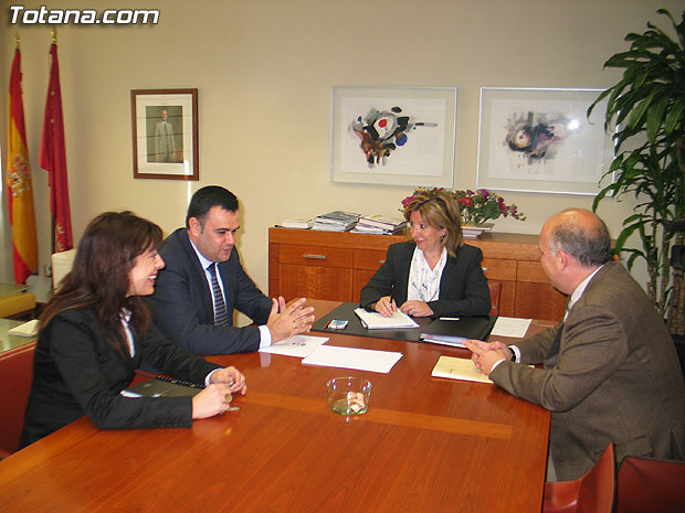 LA CONSEJERA DE SANIDAD SE COMPROMETE CON EL ACALDE DE TOTANA A INICIAR LA CONSTRUCCIÓN DEL SEGUNDO CENTRO DE SALUD DEL MUNICIPIO DURANTE EL PRIMER SEMESTRE DE 2008 (2007), Foto 1