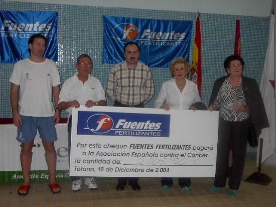 CONCEJALÍA DE DEPORTES RECAUDA 2.005 EUROS EN EL MARATHÓN ACUÁTICO EN LA PISICINA CUBIERTA EN FAVOR DE LA AECC , Foto 2