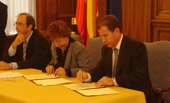 EL ALCALDE DE TOTANA SUSCRIBE UN CONVENIO DE COLABORACIÓN EN EL MINISTERIO DE FOMENTO PARA FINANCIAR LA CONSTRUCCIÓN DEL CENTRO DE INFORMACIÓN Y SERVICIO MUSEOGRÁFICO EN EL PARQUE ARQUEOLÓGICO “LA BASTIDA” POR 347.400 EUROS, Foto 2