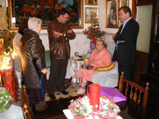EL ALCALDE Y EL CONCEJAL DE SERVICIOS A LA CIUDAD VISITAN LOS DOMICILIOS DE ANCIANOS PARA FELICITARLES LA NAVIDAD Y ENTREGARLES UNOS DULCES, Foto 1
